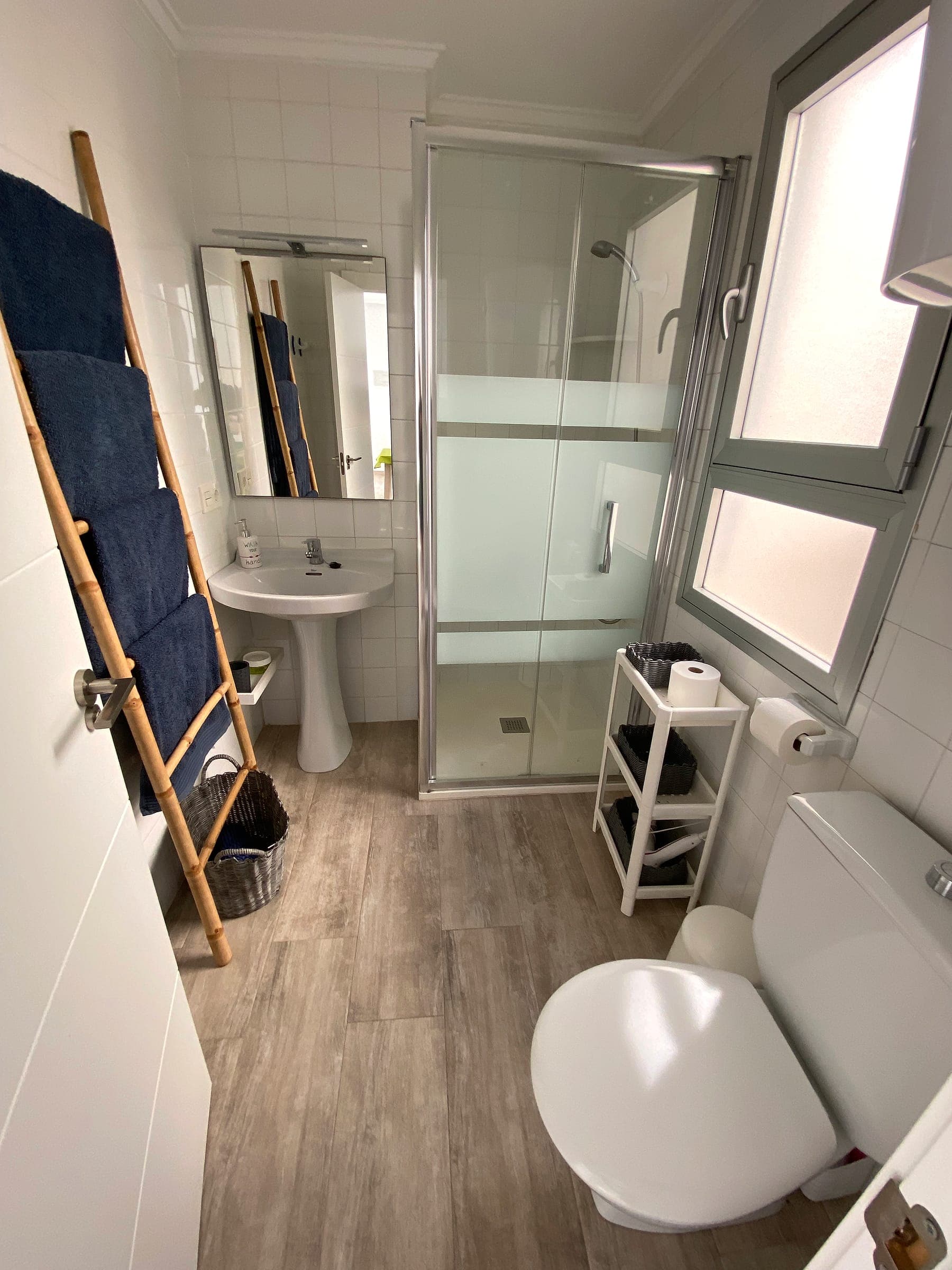 Baño con ducha, lavabo e inodoro