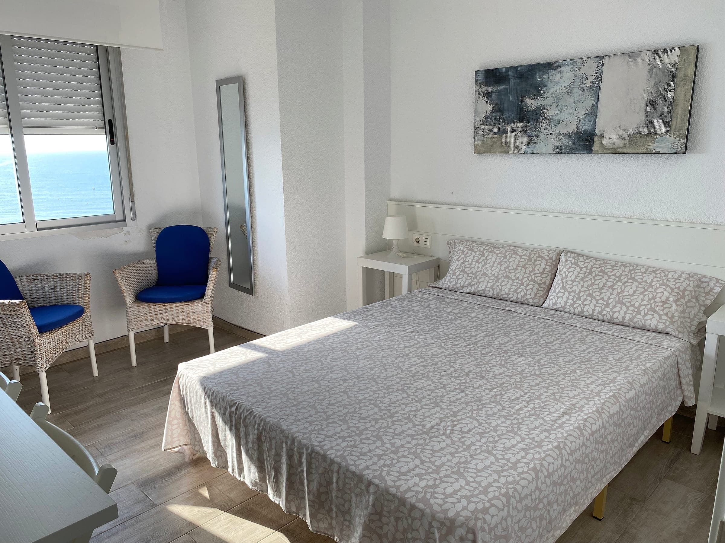 Dormitorio principal con cama de 150 y ventana al mar