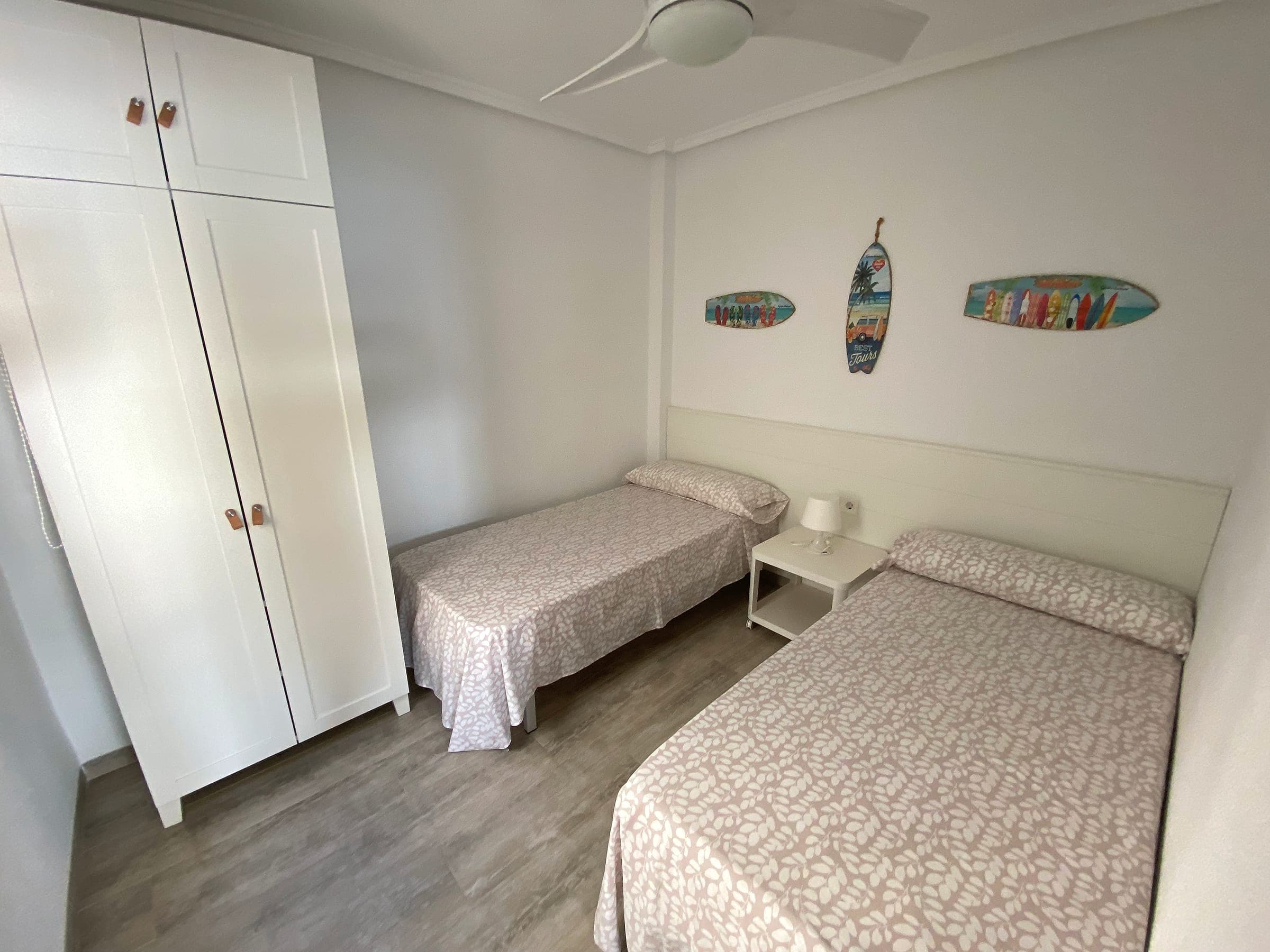 Segundo dormitorio con dos camas individuales y armario