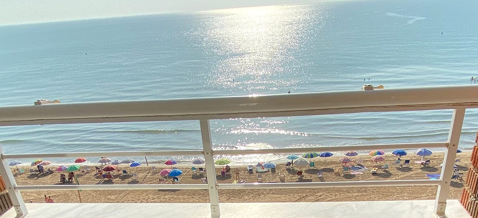 La playa del Centro de Guardamar vista desde la terraza, con sombrillas en la arena