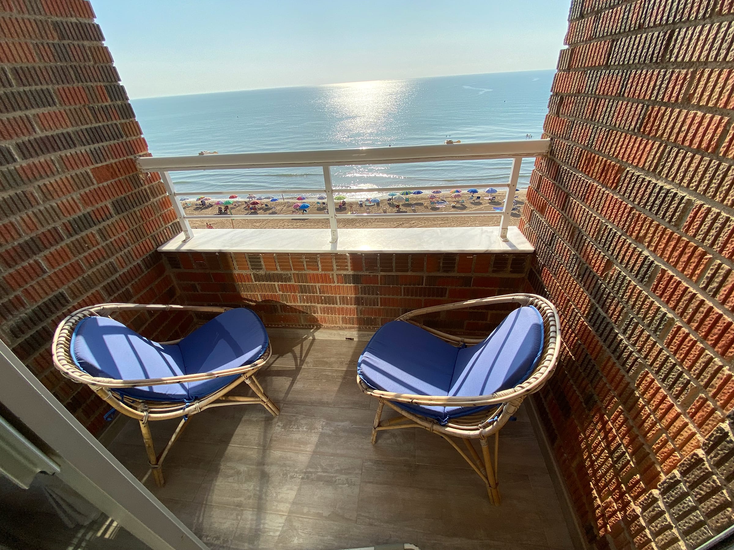 Vista desde la terraza de Emilia's Cabin: la playa del Centro de Guardamar justo debajo y el mar de frente